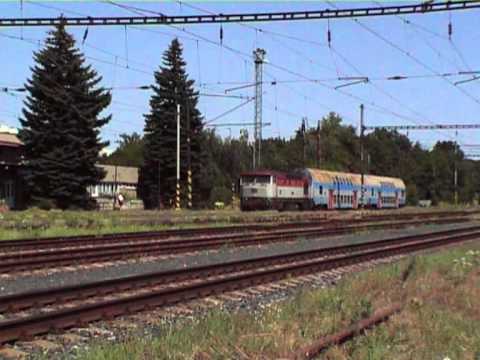 749.107 na čele os. 9063 obsluhuje stanici Praha Krč - 4.8.2013.