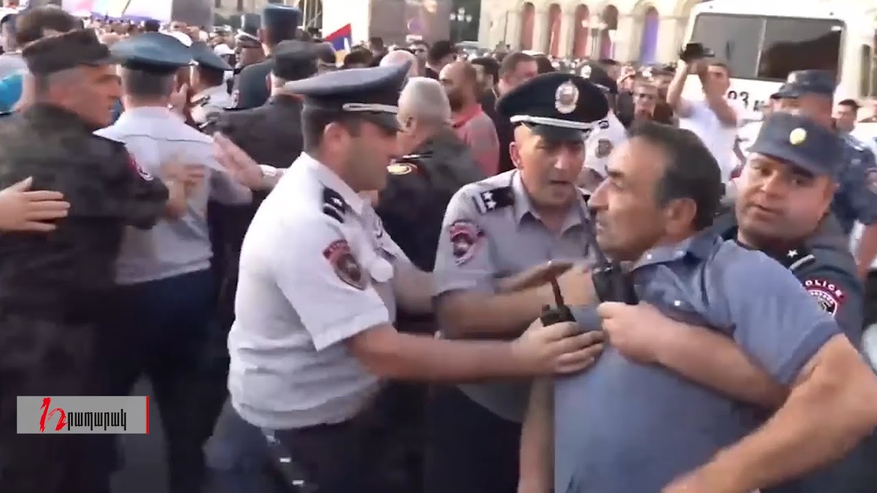 Ոստիկանները բերման են ենթարկել «Նիկոլ, դավաճան», «Նիկոլ, հողատու» բղավող քաղաքացուն