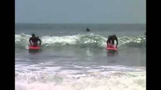 preview picture of video 'Groups Raglan Surfing School'