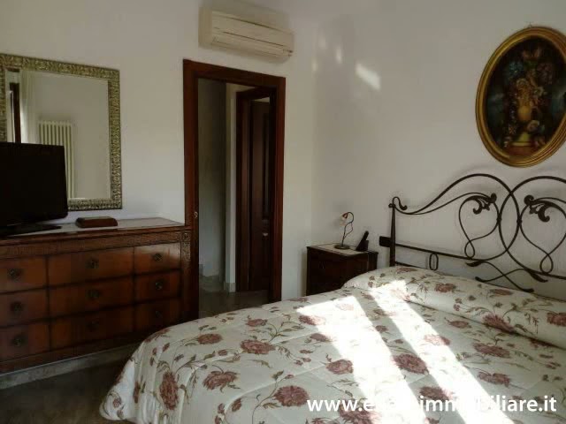 Massa, vicinanze Esselunga, graziosa villetta a schiera su tre livelli di recente costruzione, libe