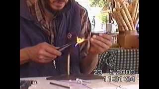 אומנות ביצירת חפצי נוי בזכוכית בידי אמן בטורקיה (ידידנו היקר משה רצון ז"ל) - התמונה מוצגת ישירות מתוך אתר האינטרנט יוטיוב. זכויות היוצרים בתמונה שייכות ליוצרה. קישור קרדיט למקור התוכן נמצא בתוך דף הסרטון