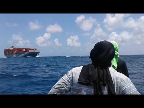 Navio por pouco não passa por cima de Pescadores em Alto mar.