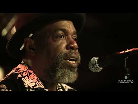 LURRIE BELL EN RED HOUSE STUDIOS: ¨ I wonder why?¨