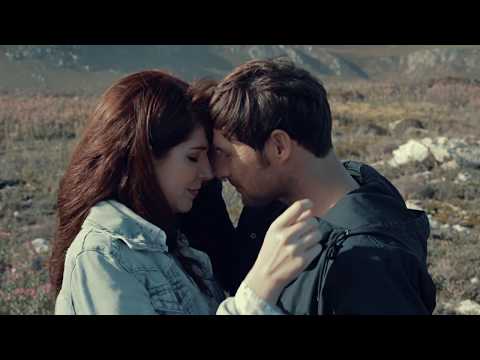 Laurika Rauch en Loki Rothman - Blou