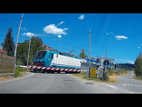 Passaggio a livello Visone (AL) dir. Genova treno in transito # railroad crossing # bahnübergang