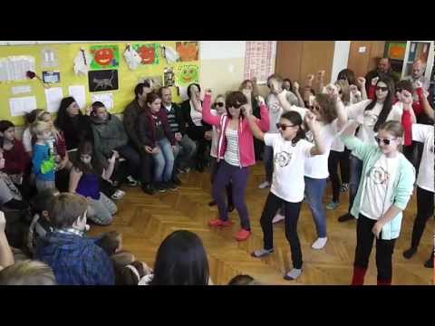 Gangnamstyle in school