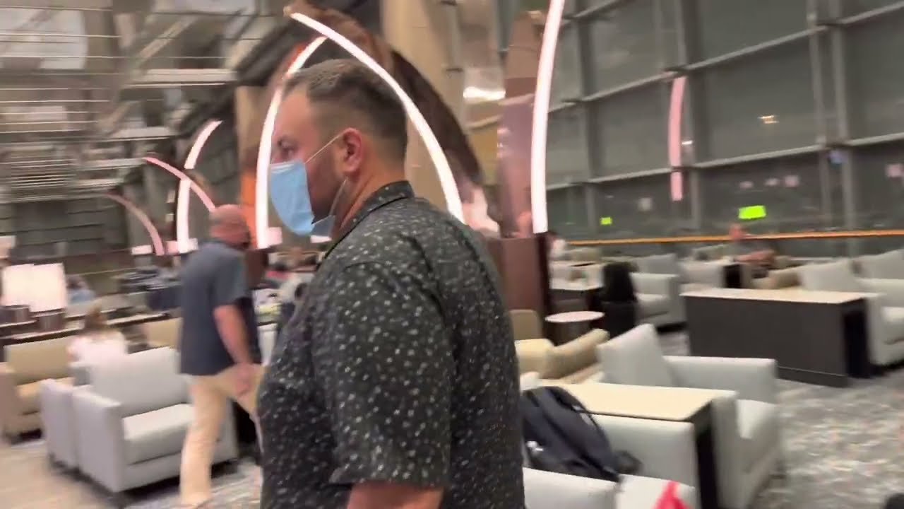 Singapore Airlines KrisFlyer Gold Lounge thumbnail