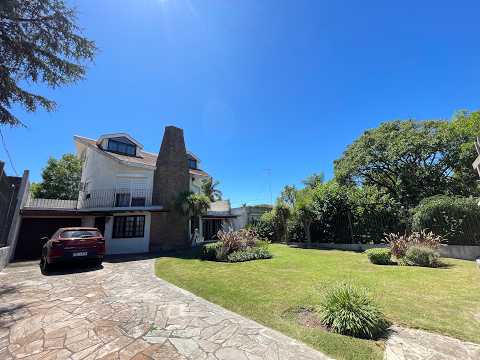Video de YouTube - Casa 5 dormitorios, 1 oficina, 3 baños, con piscina y barbacoa en Carrasco