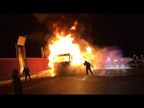 Mit Käse beladener Lkw auf A6 brennt komplett aus
