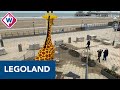 Timelapse: Lego-giraffe op Scheveningse boulevard in elkaar gezet - OMROEP WEST