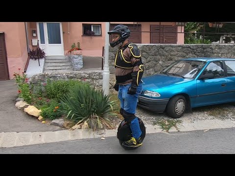 A pécsi utak "szuperhőse" - Gulyás Gyula egykerekűvel szeli a kilométereket