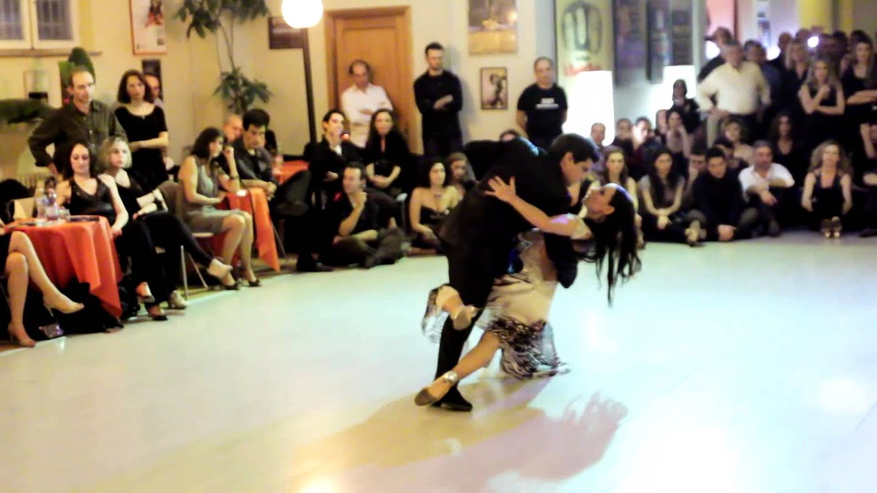 ADRIAN VEREDICE y ALEJANDRA HOBERT - Escolaso. Astor Piazzolla.mp4