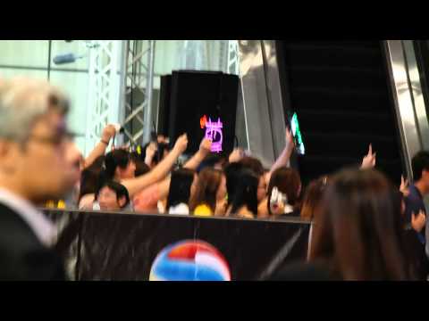 140427 Wuchun (吴尊) leaving Star Awards 2014 Red Carpet