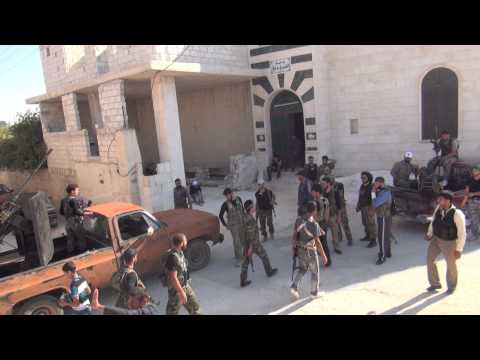 تمركز عناصر الجيش الحر في قرية الشيخ علي بعد السيطرة عليها في ريف حلب