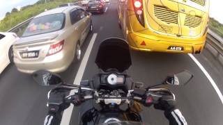 preview picture of video 'Kawasaki Versys with GIVI Trekker maneuvering traffic jam'