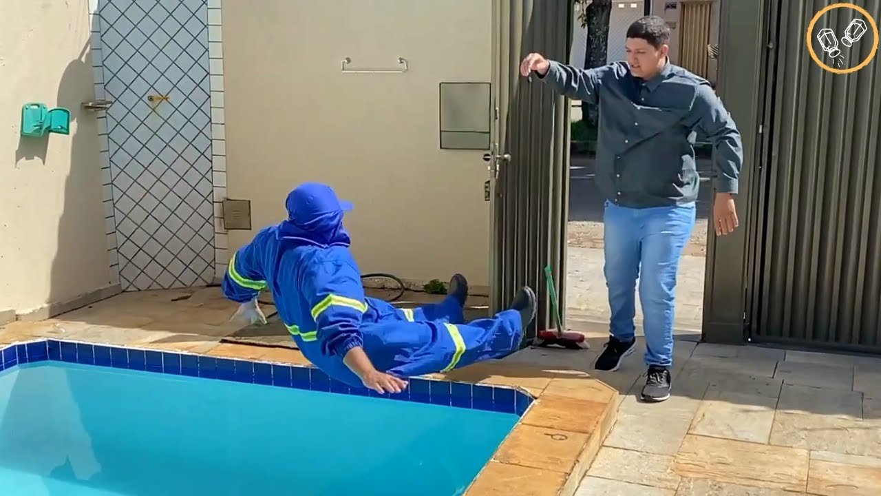 Jovens HUMILHAM faxineiro sem saber quem ele é e são surpreendidos no final!!!😱