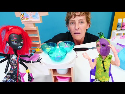 Die Monster High Puppen in Nicoles SPA Salon. Spielzeug Video für Kinder