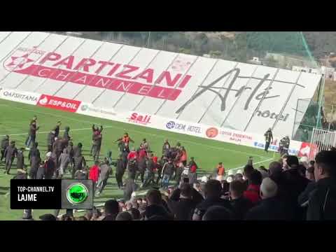 Top Channel/ Kaos në derbin Partizani-Tirana! Tifozët futen në fushë dhe përleshen me njëri-tjetrin