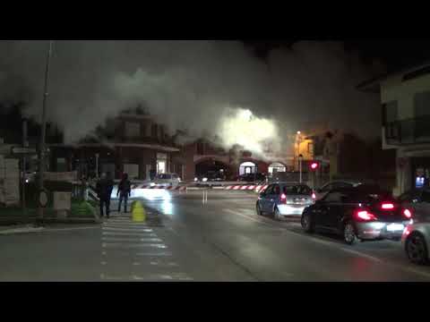 Passaggio a livello di Corso Scagliola con treno a vapore - Neive (CN) / Level crossing