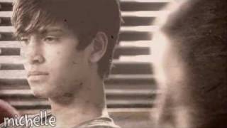 Люк Паскуалино и Кая Скоделарио в сериале "Молокососы"