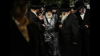 האדמו''ר מויז'ניץ מטייל ברחובות צפת -  Viznitz Rebbe Strolls around the streets of Tzfat