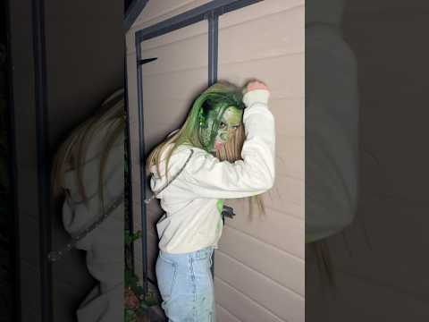 Un zombie nos ha encerrado😰