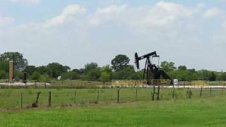 preview picture of video 'Oil Well With American Pumping Unit In Texas'