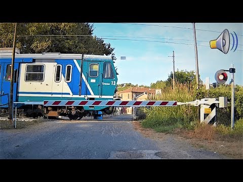 Passaggio a livello Nabissano (AT) treno in transito # railroad crossing # bahnübergang # 踏み切り
