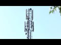 Arrestatieteam bij persoon in torenhoge zendmast