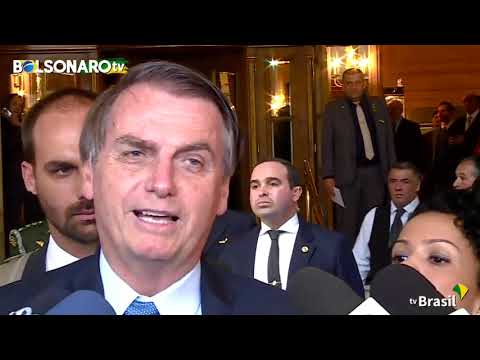 Bolsonaro bem Humorado Da Parabéns a Folha por contratar Boa Reporter e Fala da Farça no caso Neymar