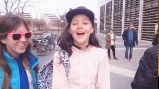 Är i Vällingby och köper BFF halsband till oss tre😊😜😝