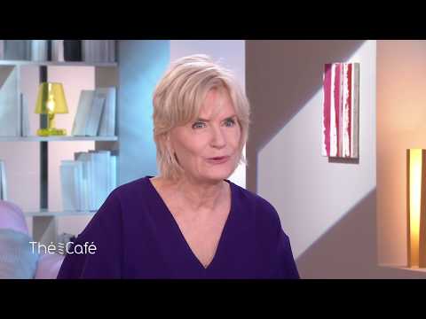 EXTRAIT - Delphine de Vigan très émue en découvrant une archive de sa famille - Thé ou Café 3/03/18