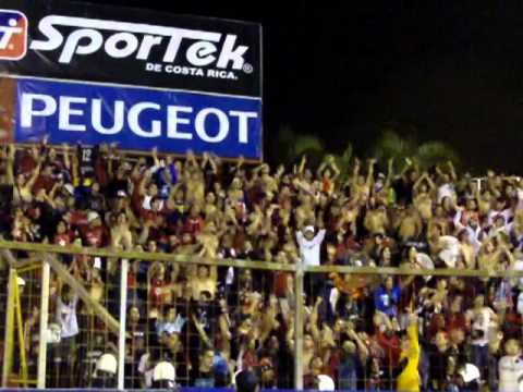 "La Doce barra alajuelense alentando ante Herediano" Barra: La 12 &bull; Club: Alajuelense