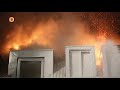 Het appartementsgebouw is zwaar beschadigd door de brand