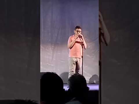 Francisco Herbert cantando na noite cultural em Santana do Piauí