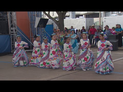 ロデオヒューストン|テハノの日の若者ダンサーたち (Rodeo Houston | Go Tejano Day youth dancers)