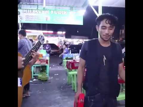 Wow...  pengamen ini suaranya bikin merinding saat menyanyikan lagi Judika