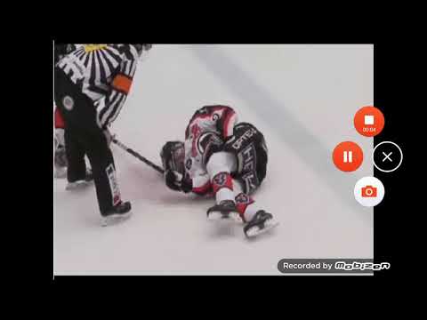 Janne Kolehmainen taklaa Veli-Matti Savinaisen pystyyn!!