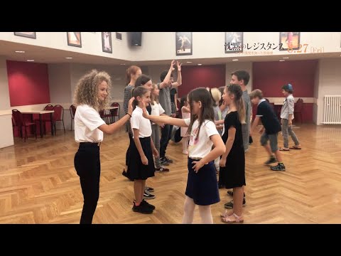 ジェシー・アイゼンバーグ『沈黙のレジスタンス～ユダヤ孤児を救った芸術家～』パントマイム練習風景