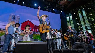 Willie Nelson &amp; Family - I'll Fly Away Medley (Live at Farm Aid 2019)