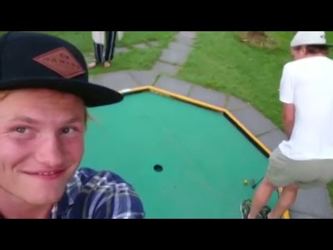 Videoblogg: Julius och Björn kopplar av med minigolf - Spring! (TV4)