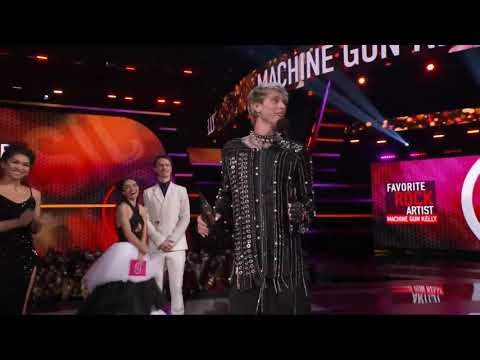 Machine Gun Kelly wins favorite rock artist and gives his speech