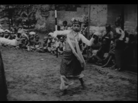 Margaret Mead [Μάργκαρετ Μηντ] και Gregory Bateson [Γκρέγκορυ Μπέιτσον], Trance and Dance in Bali [Έκσταση και χορός στο Μπαλί] (γυρίσματα 1936 – 1939, δημόσια προβολή 1952). Η ταινία είναι σταθμός της οπτικής ανθρωπολογίας και καταγράφει μια παράσταση του δράματος Calonarang [Καλοναράνγκ] που οργανώθηκε ειδικά για την κάμερα. Δέχτηκε όμως αργότερα κριτική ότι υποτίμησε το θρησκευτικό πλαίσιο. Έτσι αναδεικνύει για την ανθρωπολογία του χορού ότι ούτε η κάμερα ούτε ο ερευνητής ή η ερευνήτρια είναι ουδέτεροι.
