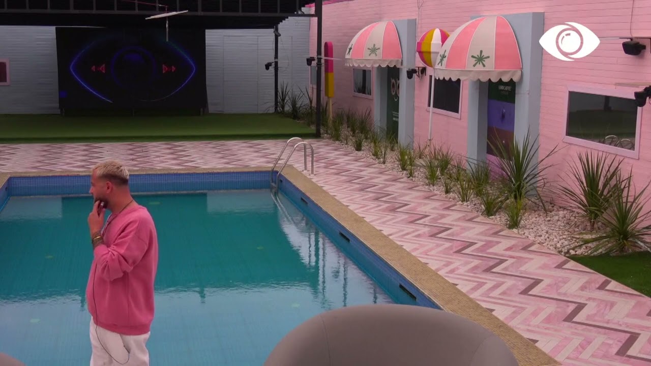 Luizi zgjohet i pari, shëtit rreth pishinës