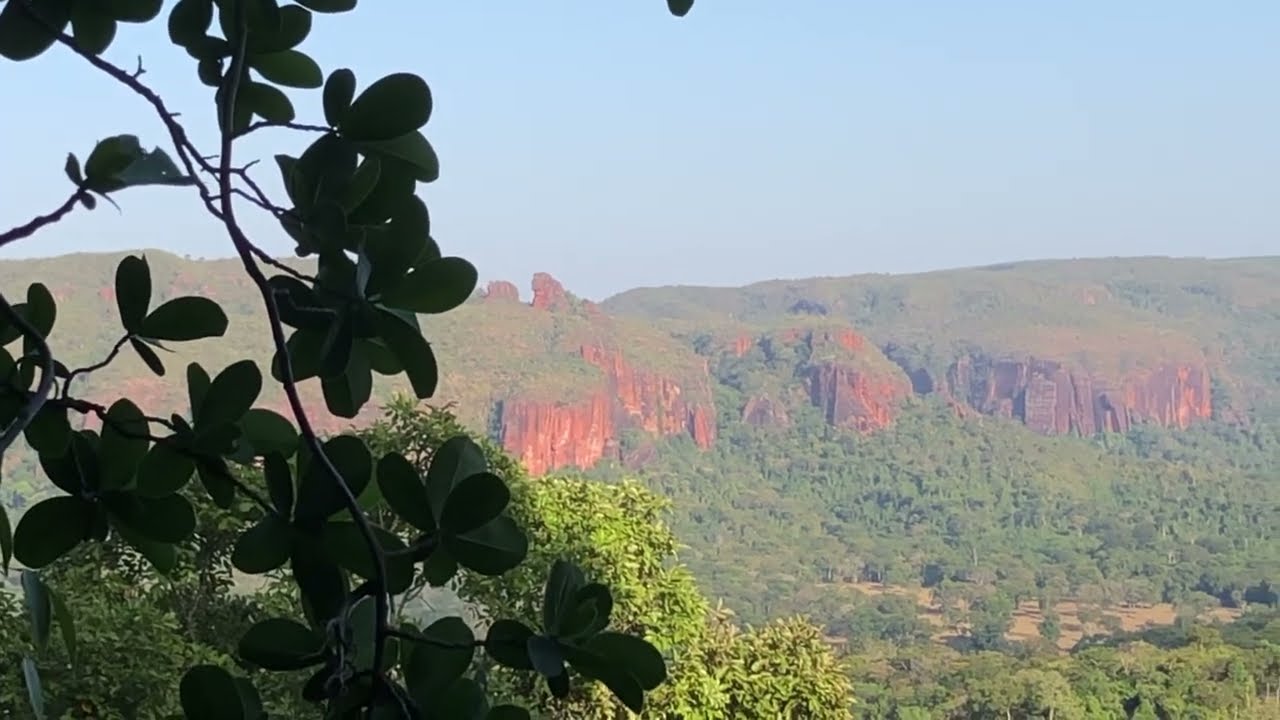 Gruta e esfinge na Serra do Roncador
