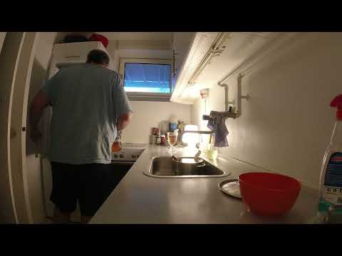 MongoTV_7859 - God TORSDAG 16.December 2021 - Glas Saftevand Væltet På Natbord