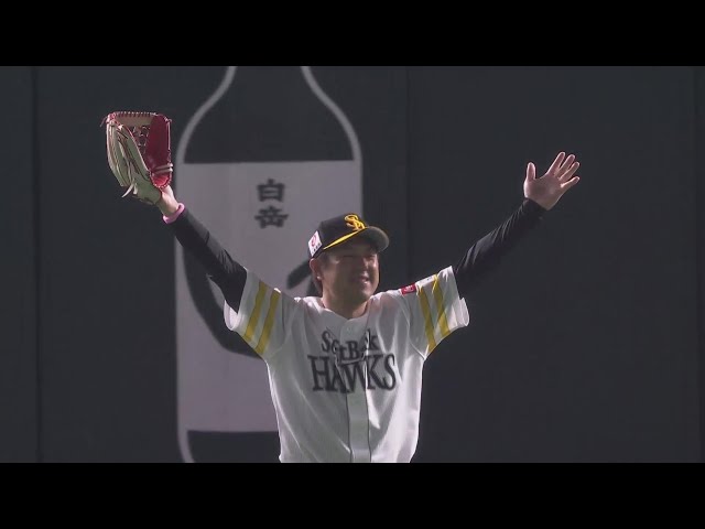 ホークスOB戦】 白鷹軍・柴原洋 投手を助ける見事な背走キャッチ ホークスOB戦】 白鷹軍・柴原洋 投手を助ける見事な背走キャッチ
