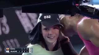 ナダルのショットがボールガール直撃、駆け寄りおわびにキス