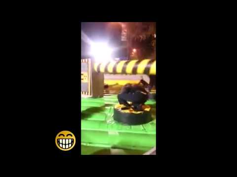 Vídeo de risa.  Niña golpeada por un juego mecánico