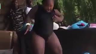 Download lagu South African girl dancing to DJ Maphorisa midnight starring mp3